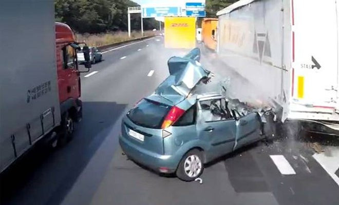 Το αυτοκίνητο έγινε θρύψαλα αλλά ο οδηγός ζει από θαύμα (βίντεο)